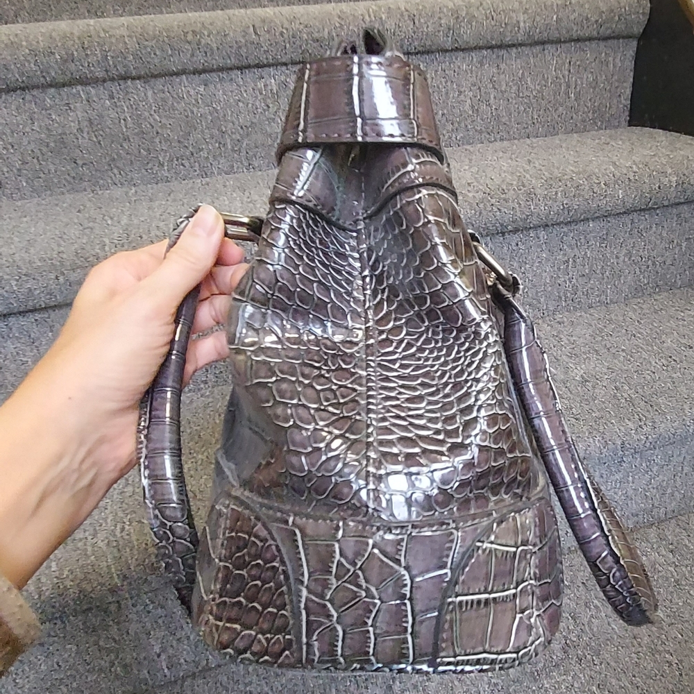 Elegant Crocodile-Embossed Gray Handbag - Picture 4 of 8
